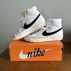Nike Blazers ❤️🔥
Brand - Nike
Size - 9.5 US Women
Color - White & Black